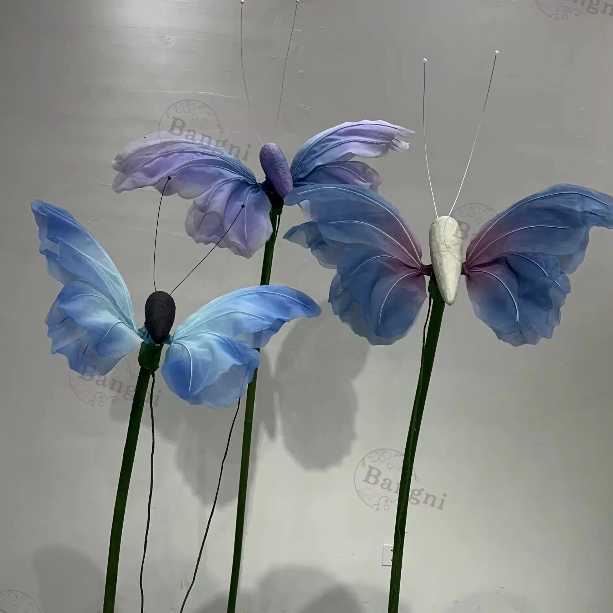 स्टोर सैलून विंडो डिस्प्ले वेडिंग इवेंट फोटो प्रॉप्स के लिए विशाल हस्तनिर्मित तितलियाँ ऑर्गेना पेपर तितली सजावट