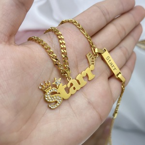 Conjunto de Joias Personalizadas Lateefah OEM: Colar com Nome de Bebê, Corrente Cubana de Aço Inoxidável e Pulseira com Zircônia, Coroa e Estrela - Product Image 2