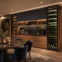Armoire à vin sur mesure pour salle à manger, avec rangement intégré du sol au plafond, porte en verre et éclairage LED