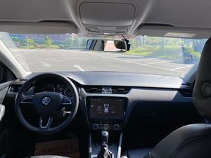 <span class=keywords><strong>Skoda</strong></span> <span class=keywords><strong>Octavia</strong></span> Classic 1.6L Comfort 6 vitesses automatique, 5 places, conduite à gauche, essence, <span class=keywords><strong>berline</strong></span> compacte liftback, modèle 2017 - Product Image 2