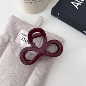 Clip <span class=keywords><strong>à</strong></span> cheveux rouge Ancla, élégant clip en plastique en forme de requin pour les coiffures mi-hautes <span class=keywords><strong>à</strong></span> l'arrière de la tête, accessoire polyvalent indispensable pour les chignons - Product Image 2