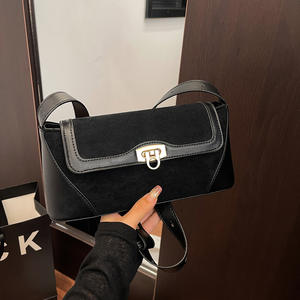 Bolso bandolera de ante marrón y piel con hebilla de metal de estilo vintage. - Product Image 3