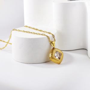 สร้อยคอแฟชั่นสุดฮิต ดีไซน์หรูหรา สแตนเลสชุบทอง 18K คุณภาพสูง ประดับจี้หินธรรมชาติ สำหรับผู้หญิง - Product Image 6