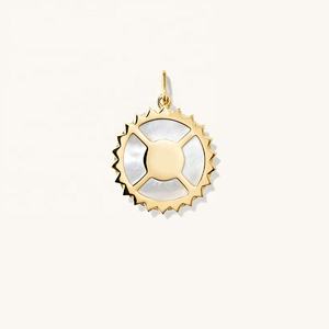 قلادة فاخرة للنساء من جيمنيل بتصميم زهرة الورد من الصدف اللؤلؤي مع قلادة عملة ضخمة مطلية بالذهب عيار 18 قيراط - Product Image 5