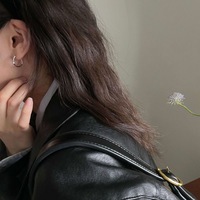 Boucles d'oreilles créoles minimalistes en métal liquide pour femme, bijoux géométriques tendance