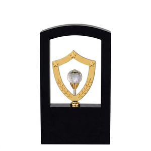 Trofeo de madera chapado en oro con piezas metálicas, modelo escudo 671/B, premio deportivo patriótico, grabado duradero. - Product Image 1