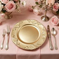 Assiettes de présentation dorées élégantes Wojia 13 pouces, motif floral en relief, bord perlé, en plastique thermolaqué pour mariage, hôtel, événementiel