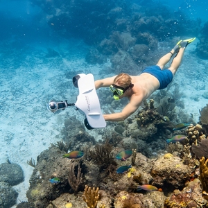 Scooter Subacuático para Buceo, Batería de 131 Wh, Autonomía de 45 Minutos, Velocidad Máxima de 6.5 km/h, Seabob para Buceo y Natación - Product Image 1