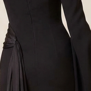 Robe longue noire à une épaule et manches longues |   Robe de soirée longue avec fente centrale au dos - Product Image 4
