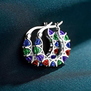 Pendientes de aro de paladio con baño de oro de 18 quilates y cristales de imitación con engaste de garra, diseño geométrico para mujer, lujo para uso diario - Product Image 4