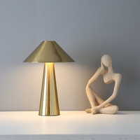 Lampe de bureau LED rechargeable à intensité variable, moderne et économe en énergie, pour restaurant, camping en plein air, OEM et ODM