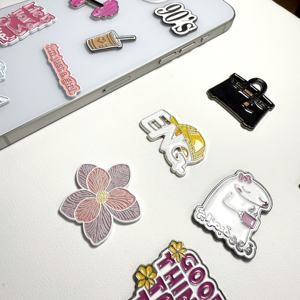 Aangepaste Gegraveerde Multi-Stijl Metalen Zacht Email Decoratieve Stickers-Retro Logo/Tekst Aangepaste Kleur Modieuze Mobiele Telefoon - Product Image 3