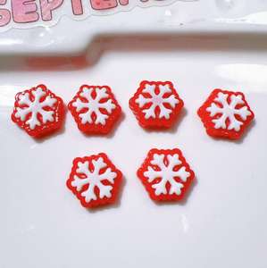 도매 산타 선물 엘크 플랫백 레진 챰 크리스마스 벨 슬라임 휴대폰 케이스 키체인 DIY 공예 장식용 챰 - Product Image 6