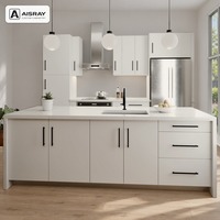 Meuble de cuisine sur mesure avec îlot, portes contemporaines en PVC thermoformé et tiroirs à fermeture amortie, structure en panneaux de particules
