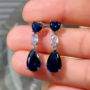 Boucles d'oreilles en cristal pour femmes, boucles d'oreilles pendantes en forme de cœur, saphir bleu, strass, serti à griffes, bijoux classiques pour soirée - Product Image 4