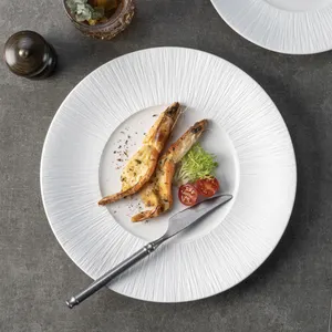 YAYU prato de jantar em cerâmica vitrificada branca fosca com design em relevo de fábrica profissional para catering