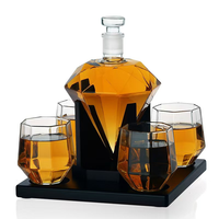 Juego de regalo de decantador de botella de whisky de cristal de licor de diamante con 4 tazas de alcohol y soporte de madera para ocasiones de negocios actualmente en tendencia