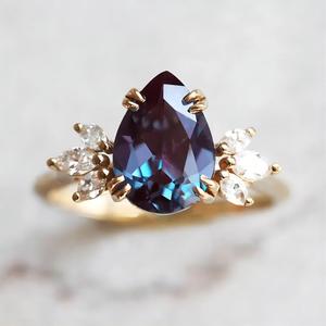 Bague de fiançailles romantique Alexander pour femme en or massif 18 carats avec sertissage à griffes et pierre précieuse taille poire - Product Image 1