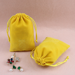 Pochette d'emballage pour bijoux en velours suédé imprimé sur mesure avec logo pour boucles d'oreilles - Product Image 5