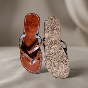 Sandales plates en cuir marron pour femme, à brides croisées, faites à la main, à enfiler, décontractées, pour l'été, avec semelle extérieure en caoutchouc texturé, bout ouvert - Product Image 3