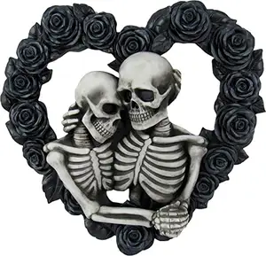 Bellissimi amanti dello scheletro gotico che abbracciano sulla scultura della parete della ghirlanda di Rose nere Goth romantico regalo di san valentino decorazioni per la casa