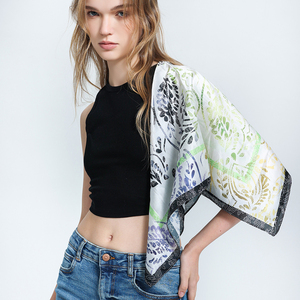 Bufanda cuadrada nueva de verano personalizada al por mayor 70*70cm en Stock bufanda decorativa de impresión versátil para mujer - Product Image 2