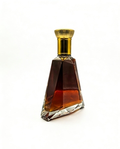 <span class=keywords><strong>Bouteille</strong></span> à liqueur en verre personnalisable et en gros, <span class=keywords><strong>bouteille</strong></span> transparente de haute qualité à coupe diamantée en forme de pyramide avec bouchon, 700 ml - Product Image 5