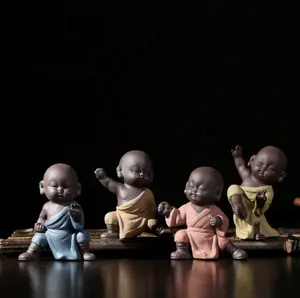 Chinesisches feines Lächeln lachend Kleines Mönch Buddha Statue kreative Haus Teezeremonie Handwerk Kung Fu Kid Keramik kleines Mönch Tee Haustier