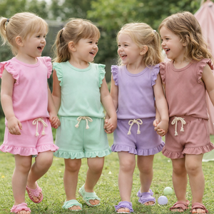カスタムソリッドキッズガールズ服 1-6歳 子供女の子夏服セット 通気性のあるフリル付きトップス＆ショートパンツ 2ピースアウトフィット - Product Image 1