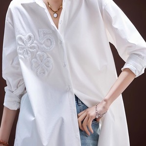 Nuova Camicia Casual <span class=keywords><strong>da</strong></span> Donna 2026 - Applicazione Floreale con Perline e Numero 5, Blusa Bianca Oversize a Maniche Lunghe - Product Image 2
