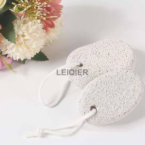 Piedra Pómez Personalizada con Logotipo para Pies, Removedor de <span class=keywords><strong>Callos</strong></span> y Durezas de Lava Natural Negra con Mango de Madera, Herramienta de Pedicura, Raspador de Pies - Product Image 4