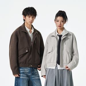 남성용 아메리칸 스타일 캐주얼 봄버 재킷 봄 가을 트렌디 한 클린 핏 전면 로고 스탠드 칼라와 지퍼 클로저로 멋진 - Product Image 1