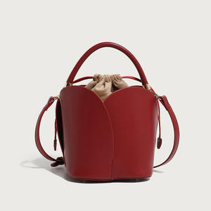 Bolso de mano cilíndrico de poliéster con perlas, diseño de pétalos rojos, para mujer, estilo animal, para boda, para novias - Product Image 1