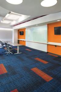 Dalles de moquette modulaires en polypropylène avec support en PVC pour zones commerciales à fort <span class=keywords><strong>trafic</strong></span>. - Product Image 4