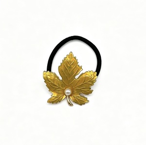 Pinza para el pelo vintage con hoja de arce esmaltada en verde y borde dorado con perla, elegante pasador para mujer, accesorios diarios para el cabello medio recogido - Product Image 4