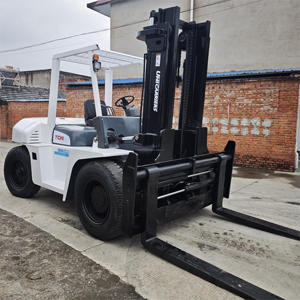 En stock, disponible à bas prix : Chariot élévateur TCM 90 % neuf, modèles TCM 80, 70, 50, 8 tonnes, 7 tonnes, 5 tonnes, avec mât à 2 ou 3 étages et déplaceur latéral. - Product Image 3