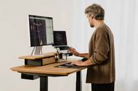 Escritorio Ergonómico Certificado por la UE, Mesa de Trabajo Inteligente con Motor Individual para Trabajar de Pie o Sentado, con Silla de Oficina Ergonómica