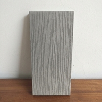 Plancher carré en composite bois-plastique co-extrudé à double verrouillage, anti-corrosion, auto-installable, design moderne pour cours extérieures