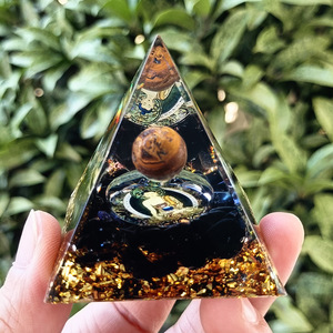 Pyramide en résine de galets de cristal, ornement de bureau artisanal, décoration d'aquarium, statue de Bouddha œil de tigre, cadeau - Product Image 1