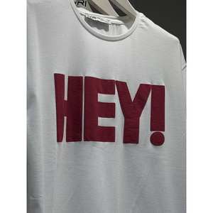 Camiseta Fiori Hey con Estampado de Texto para Hombre, Manga Corta, 100% Algodón Jersey, Impresión Serigrafiada - Product Image 1