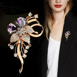 Broches de Flores con Diamantes para Mujer, Aleación Chapada en Oro, Diseño Elegante, Uso Diario, Regalo para Compromiso, Boda o Fiesta - Product Image 3