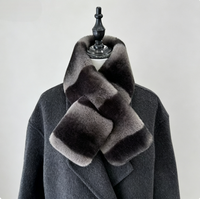Écharpe en fausse fourrure rayée color block motif lapin, design croisé, douce et moelleuse, cache-cou pour femme adulte, idéale pour mélanger avec un manteau d'hiver