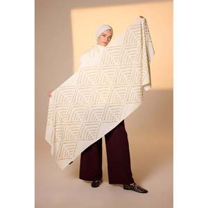 Bufanda en Forma de V de Tono Puro en Beige Marfil, Prendas de Punto para Mujer - Product Image 6