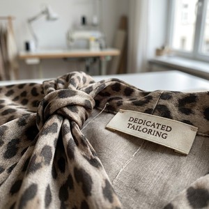 <span class=keywords><strong>Robe</strong></span> longue <span class=keywords><strong>chic</strong></span> personnalisée à imprimé zèbre, <span class=keywords><strong>robe</strong></span> de soirée OEM pour femme à col torsadé et découpe en goutte d'eau, petite quantité minimale de commande, usine de confection de vêtements de boutique - Product Image 3