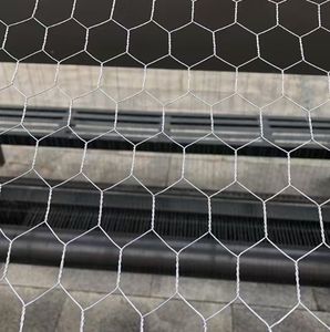 Rollos de Malla de Alambre de Hierro Galvanizado para Gallineros, Malla Hexagonal para Jaulas de Pollos - Product Image 6