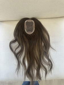 Topper respirant <span class=keywords><strong>en</strong></span> mono avec cheveux européens de qualité supérieure, alignés sur les cuticules, entièrement noués à la main, avec mèches caramel dimensionnelles, pour femmes souffrant de perte de cheveux - Product Image 4