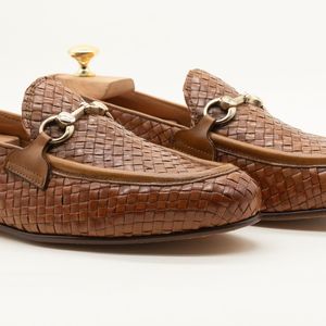 Mocassins en cuir tissé marron de qualité supérieure-Détail en métal et arbre à chaussures doré pour une déclaration luxueuse et exclusive - Product Image 2