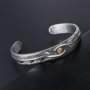 ทาคาฮาชิ เฟเธอร์สร้อยข้อมือแบบเปิดสำหรับผู้ชายเหล็กไทเทเนียม Sz037 สไตล์ฮาราจูกุเครื่องประดับอินเทรนด์ - Product Image 3