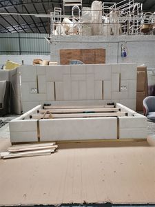 Cadre de lit moderne pleine grandeur avec revêtement en cuir mat et base en bois massif robuste - Product Image 3