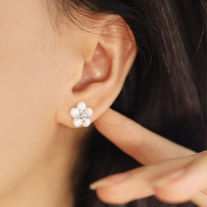 Boucles d'oreilles clous en acier titane plaqué or 18 carats, motif fleur de coton mignonne, petites boucles d'oreilles fraîches en nacre naturelle - Product Image 2